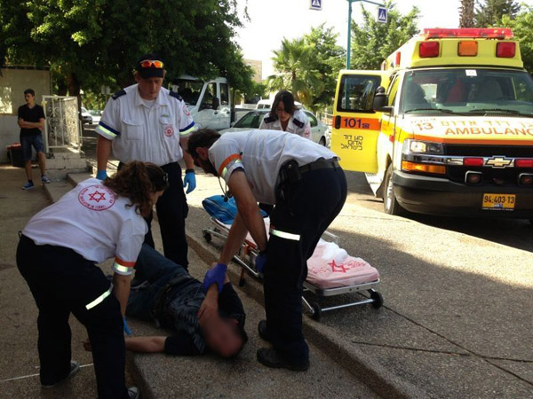  بالصور: مواطن يُصاب بنوبة قلبية وسط مدينة الرملة 